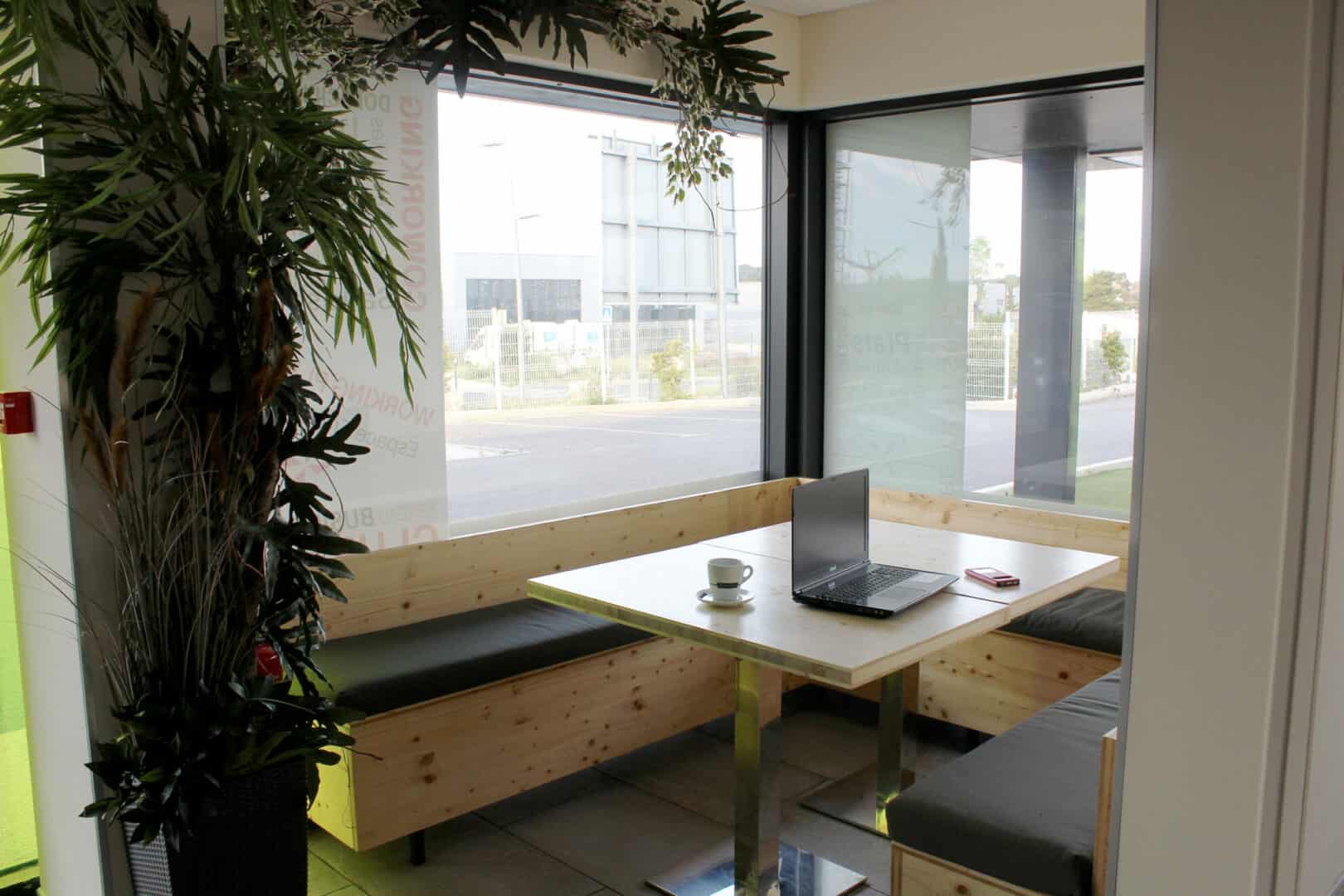 espace de coworking devant une fenetre